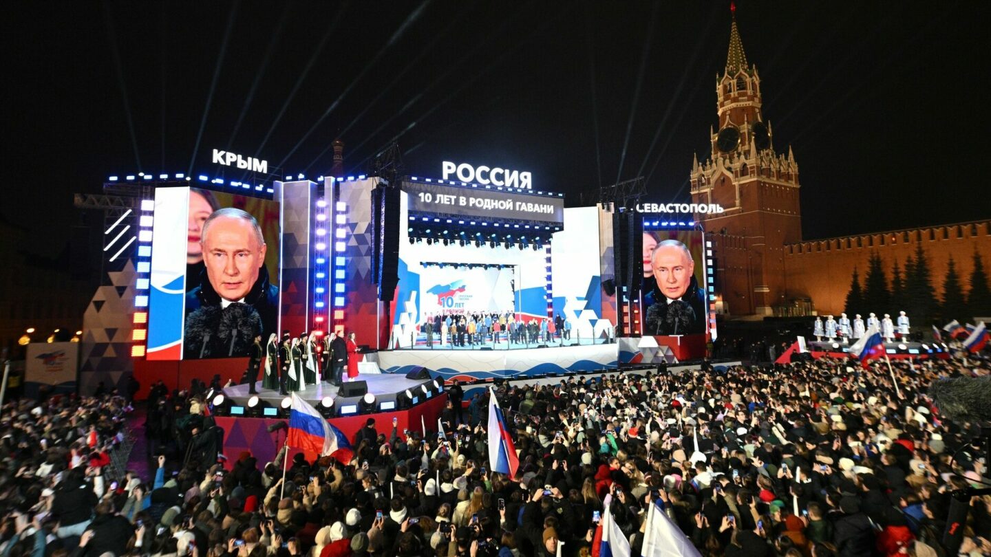 Vladimir Putin během projevu u příležitosti 10. výročí anexe Krymu Ruskem na Rudém náměstí v Moskvě.