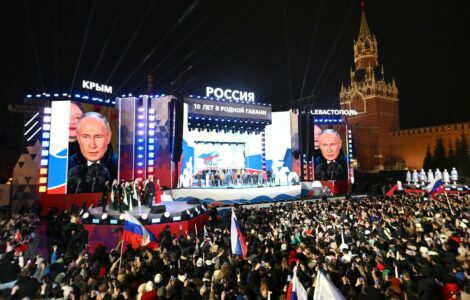 Vladimir Putin během projevu u příležitosti 10. výročí anexe Krymu Ruskem na Rudém náměstí v Moskvě.