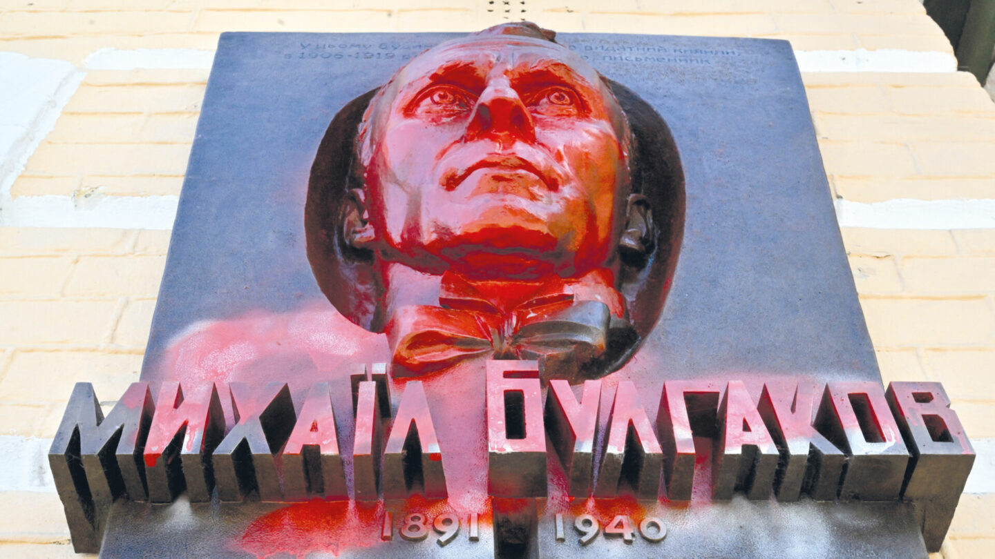 Na rudo zbarvený pomník Michaila Bulgakova
