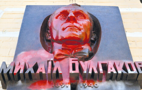 Na rudo zbarvený pomník Michaila Bulgakova