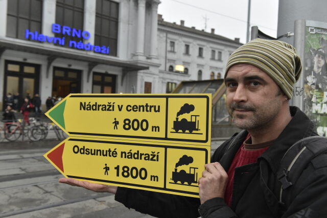 Protagonisté kampaně za referendum a spolu s nimi hnutí ANO, Strana zelených a Žít Brno předkládali občanům pouze část informací, které se jim hodily. Na snímku je brněnský aktivista Václav Pecl.