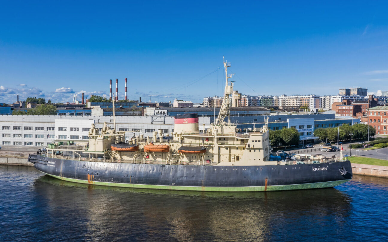 Ledoborec Krasin na snímku z roku 2019, kotvící v Petrohradu. 