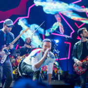 V roce 2021 oznámila skupina Coldplay dvanáctibodový plán, jehož cílem je snížit uhlíkovou stopu při turné o padesát procent. 