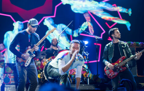 V roce 2021 oznámila skupina Coldplay dvanáctibodový plán, jehož cílem je snížit uhlíkovou stopu při turné o padesát procent. 