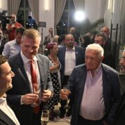 Zleva předseda strany Motoristé sobě Petr Macinka, lídr kandidátky Filip Turek, bývalý prezident Václav Klaus a předseda hnutí Přísaha Robert Šlachta (vpravo) slaví výsledky voleb do Evropského parlamentu ve volebním štábu koalice Přísaha a Motoristé.