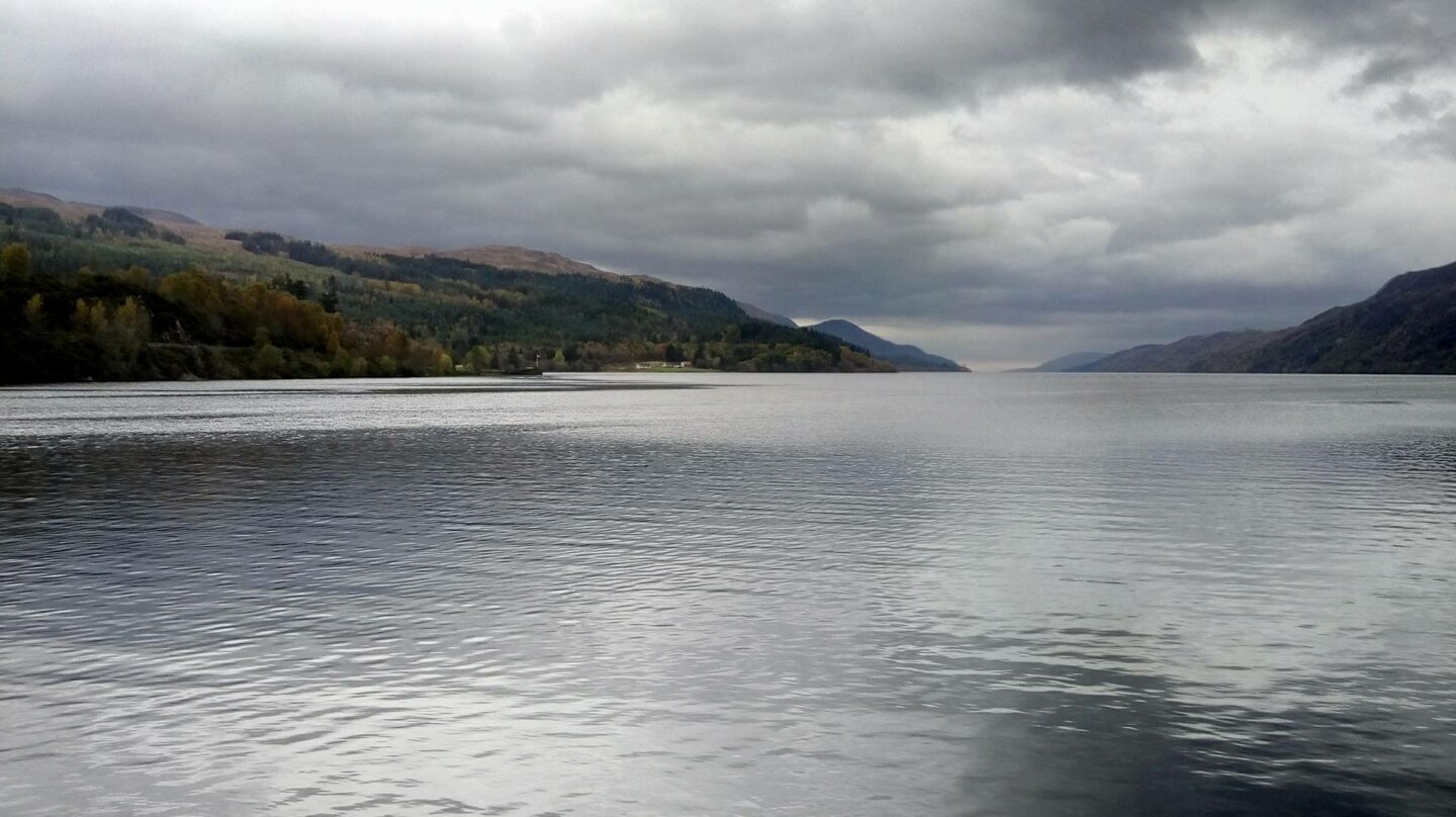 Nekonečná hladina Loch Ness, údajného domova legendární příšery. 