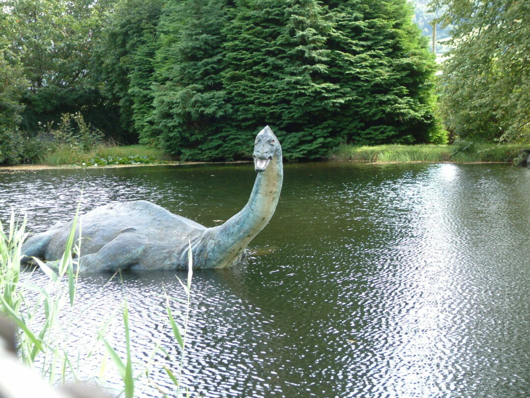 Zpodobnění slavné příšery před Loch Ness Centre ve Skotsku. 