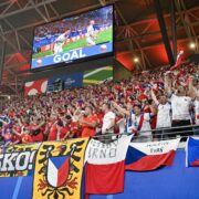 Čeští fanoušci se radují z gólu Lukáše Provoda.