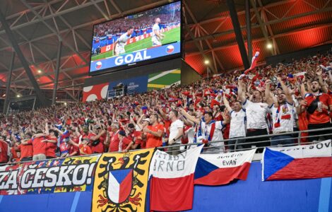Čeští fanoušci se radují z gólu Lukáše Provoda.