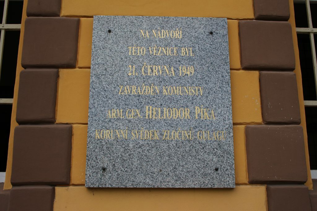 Pamětní deska věnovaná Heliodoru Píkovi v plzeňské věznici Bory. 