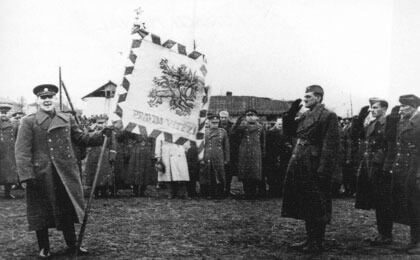 Heliodor Píka předává v dubnu roku 1944 bojovou zástavu 2. čsl. paradesantní brigádě v SSSR.