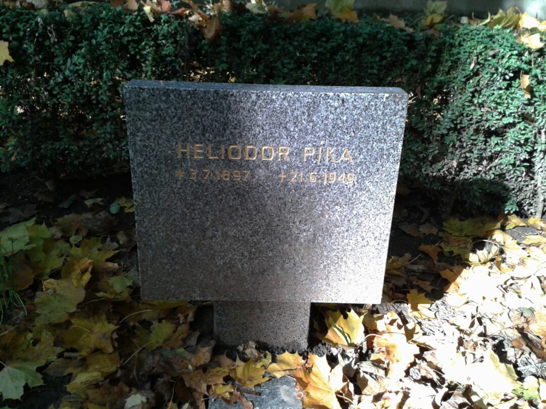 Symbolický hrob Heliodora Píky na čestném pohřebišti popravených a umučených z padesátých let na Ďáblickém hřbitově v Praze. Co se stalo s jeho ostatky, není dodnes úplně jasné. 
