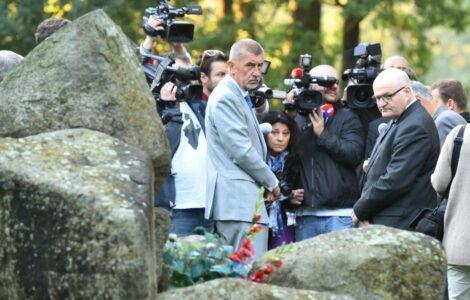 Andrej Babiš se za přítomnosti fotografů a televizních kamer kaje v Letech u Písku. Skvělá příležitost pro píár.