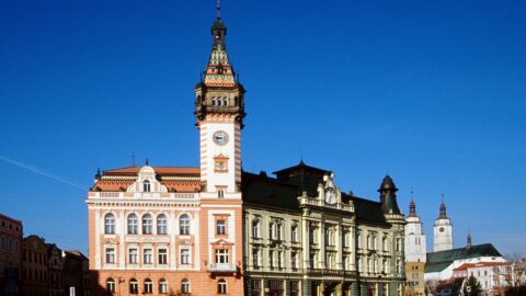 Budova krnovské radnice s přilehlou spořitelnou.