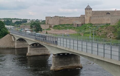 Hraniční most přes Narvu mezi Estonskem a Ruskem (ilustrační foto)