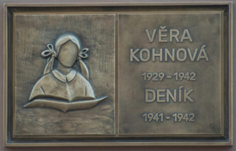 Smutný osud židovské dívenky připomíná v plzeňské Koperníkově ulici pamětní deska.