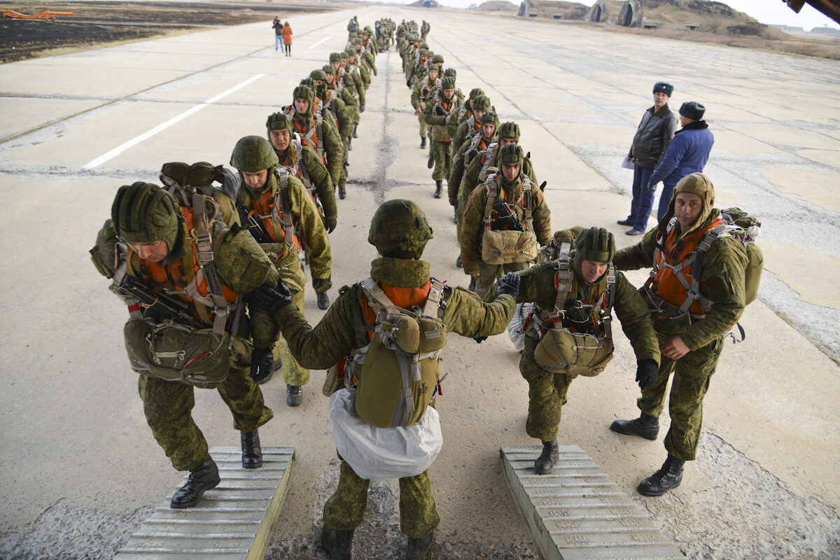 Výsadkáři elitní ruské 83. brigády během cvičení v roce 2017.