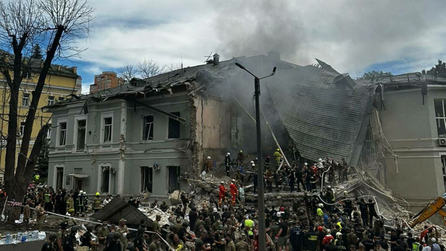 Následky raketového útoku na dětskou nemocnici v Kyjevě.