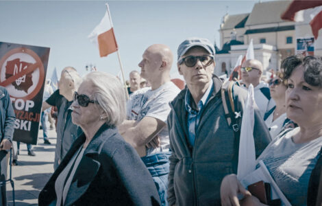 Režisér Konrad Szołajski na polském protivládním a protiválečném setkání 