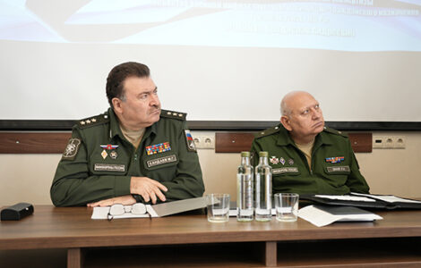 Pukovník Magomed Chandajev (vlevo)