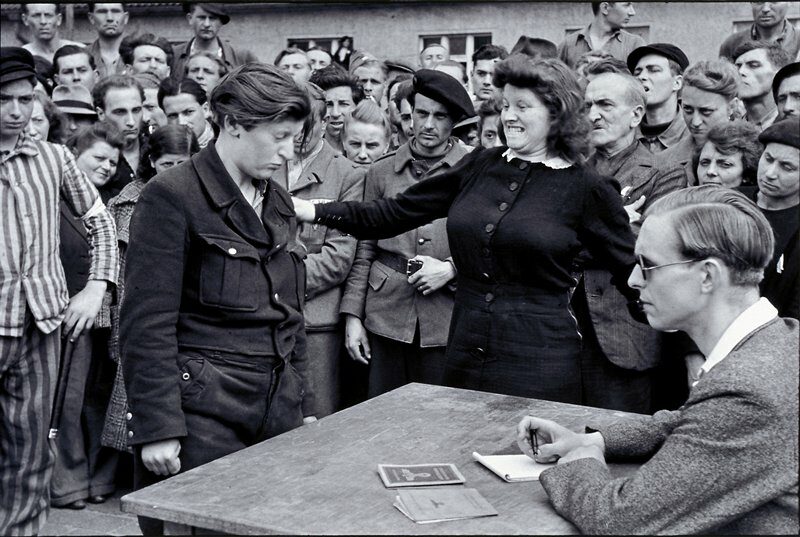 Fotografie s názvem Gestapo Informer Recognized by a Woman She Had Denounced (Informátorka gestapa rozpoznána ženou, kterou udala) se stala jedním z nejslavnějších poválečných snímků v dějinách. 