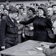 Fotografie s názvem Gestapo Informer Recognized by a Woman She Had Denounced (Informátorka gestapa rozpoznána ženou, kterou udala) se stala jedním z nejslavnějších poválečných snímků v dějinách. 