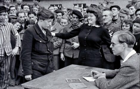 Fotografie s názvem Gestapo Informer Recognized by a Woman She Had Denounced (Informátorka gestapa rozpoznána ženou, kterou udala) se stala jedním z nejslavnějších poválečných snímků v dějinách. 