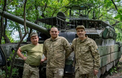 Ukrajinská posádka ukořistěného ruského tanku T-90 Proryv.