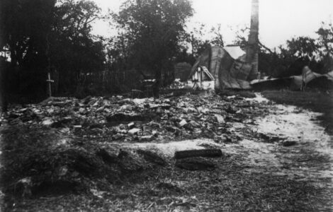 Obec Český Malín na Volyňsku po vypálení německými oddíly, v popředí společný hrob obětí tohoto nacistického zločinu.