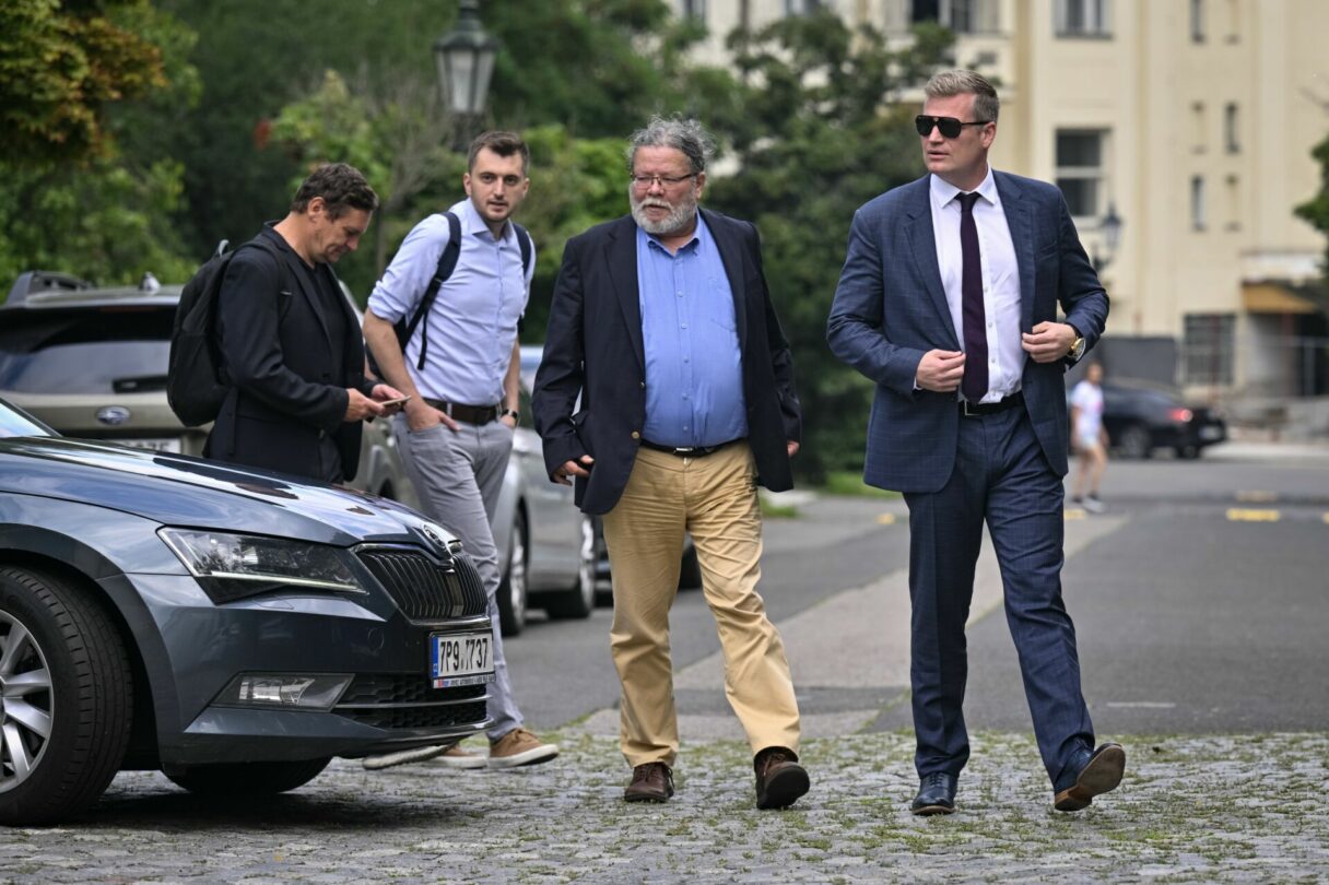 Europoslanci Filip Turek (vpravo) a Alexandr Vondra (druhý zprava) přicházejí na setkání zvolených europoslanců s premiérem Petrem Fialou (ODS), ministrem pro evropské záležitosti Martinem Dvořákem (STAN) a poradcem pro národní bezpečnost Tomášem Pojarem.