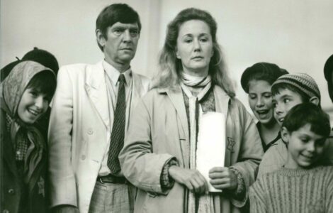Tom Courtenay jako mim Antoine Moreau a Brigitte Fosseyová jako vychovatelka Věra v obklopení terezínských dětí