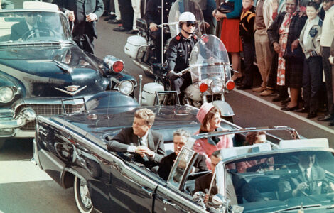 Prezident Kennedy s Manželkou v otevřeném voze těsně před atentátem.