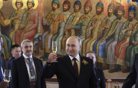 Ruský prezident Vladimir Putin si připíjí na oficiální recepci u příležitosti 79. výročí konce druhé světové války. Kreml, 9. května 2024.