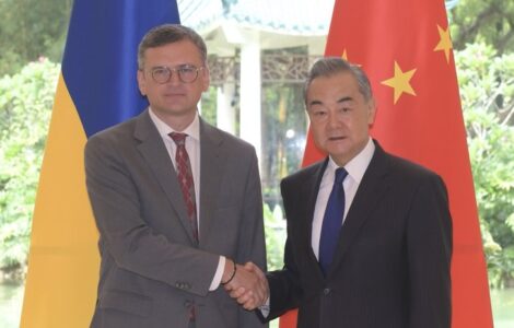 Ministr zahraničí Ukrajiny Dmytro Kuleba během návštěvy Pekingu se svým čínským protějškem Wangem Imem.