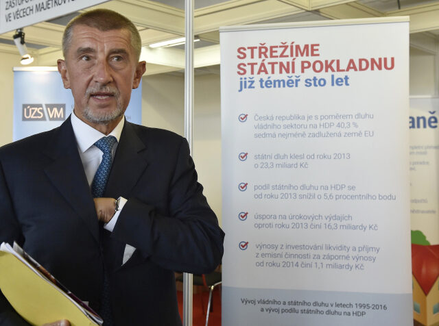 Andrej Babiš u stánku svého ministerstva na konferenci a veletrhu k EET