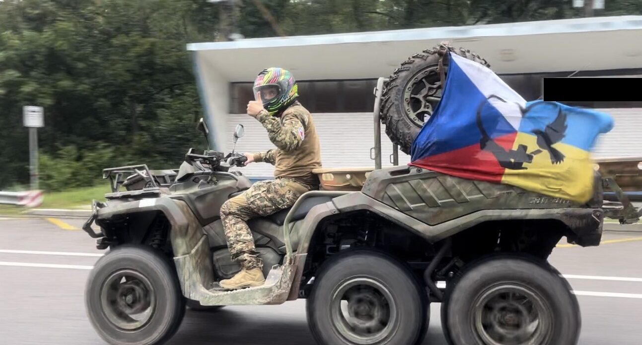 Evakuační šestikolka jjiž byla předána zdravotníkům.