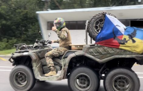 Evakuační šestikolka jjiž byla předána zdravotníkům.