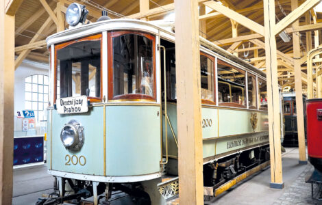 Primátorská tramvaj. Salonní motorový vůz vyrobily Ringhofferovy závody v roce 1900. Týž rok nás reprezentoval na Světové výstavě v Paříži. 