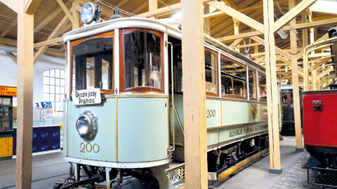 Primátorská tramvaj. Salonní motorový vůz vyrobily Ringhofferovy závody v roce 1900. Týž rok nás reprezentoval na Světové výstavě v Paříži. 