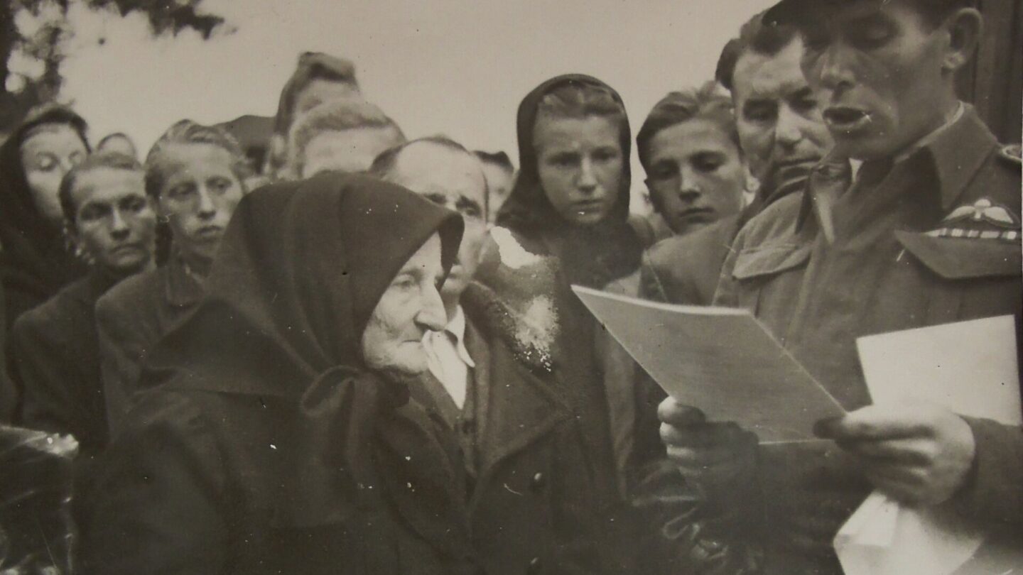 Pavel Hromek 26. 9. 1945 v Likavce u Ružomberku při projevu na pohřbu Františka Bíroše z výsadku Manganese, který byl vyslán na Slovensko a byl 1. 11. 1944 zajat Němci a o den později zastřelen u Detvanských hor.