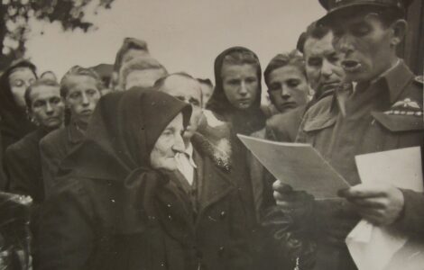 Pavel Hromek 26. 9. 1945 v Likavce u Ružomberku při projevu na pohřbu Františka Bíroše z výsadku Manganese, který byl vyslán na Slovensko a byl 1. 11. 1944 zajat Němci a o den později zastřelen u Detvanských hor.