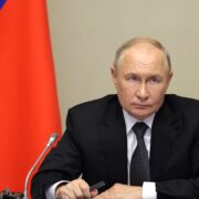 Vladimir Putin během schůzky s členy Bezpečnostní rady, vlády, zástupců prezidentské administrativy, šéfovů bezpečnostních agentur a představitelů Belgorodské, Brjanské a Kurské oblasti v reakci na ukrajinský útok na území Ruska.