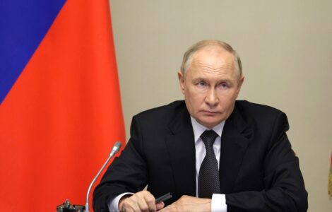 Vladimir Putin během schůzky s členy Bezpečnostní rady, vlády, zástupců prezidentské administrativy, šéfovů bezpečnostních agentur a představitelů Belgorodské, Brjanské a Kurské oblasti v reakci na ukrajinský útok na území Ruska.