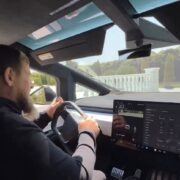 Ramzan Kadyrov řídí vůz Tesla Cybertruck.