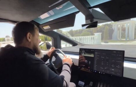 Ramzan Kadyrov řídí vůz Tesla Cybertruck.