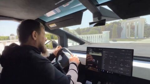 Ramzan Kadyrov řídí vůz Tesla Cybertruck.