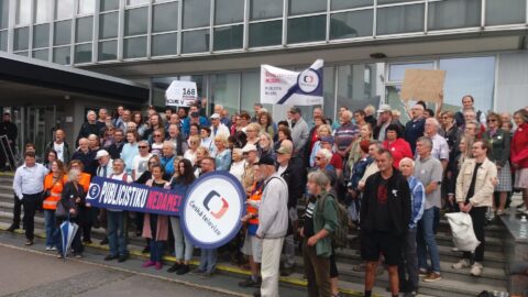 Protest spolku Milion chvilek pro demokracii před Českou televizí.