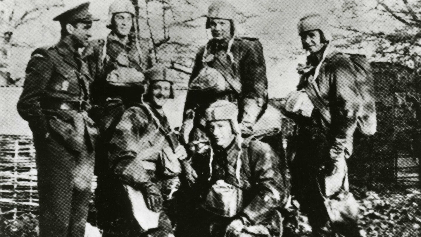 Příslušníci skupin vysazených 30. dubna 1942 na Rožmitálsku, Intransitive, stojící zprava: Bohuslav Grabovský, Vojtěch Lukaštík a Václav Kindl. Zcela vlevo instruktor Jaroslav Šustr. Skupina Tin, klečící zprava: Ludvík Cupal a Jaroslav Švarc.