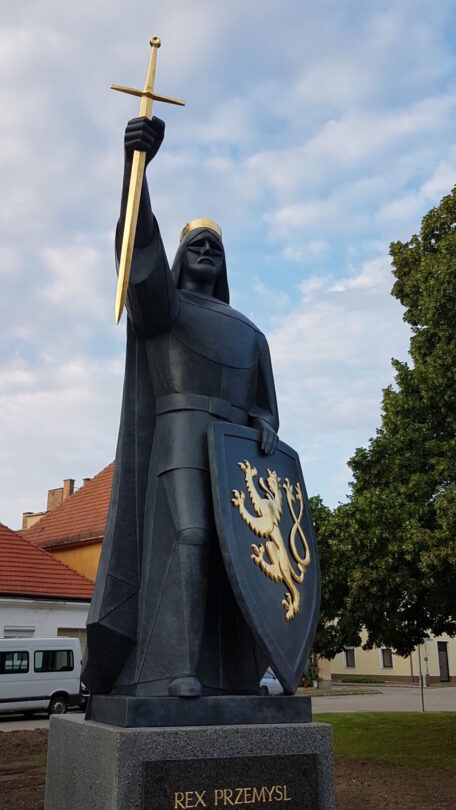 Socha Přemysla Otakara II. v rakouském Marcheggu z dílny sochaře Petra Císařovského.