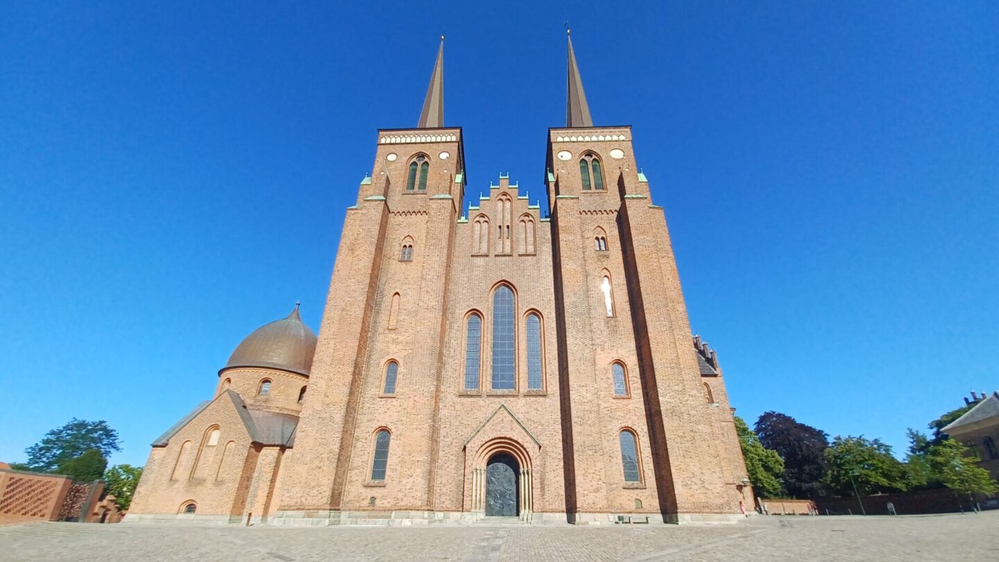 Ikonické věže katedrály v Roskilde nechal v roce 1635 postavit král Christian IV.